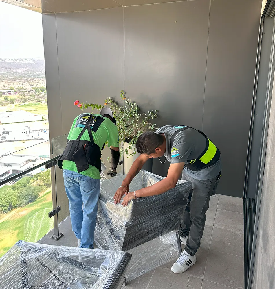 Personal de León Fletes operando mudanza